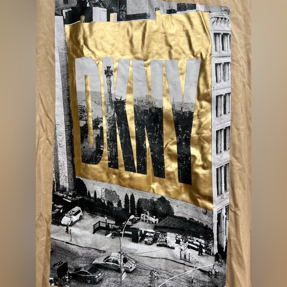 🆕 🗽 DKNY t shirt M